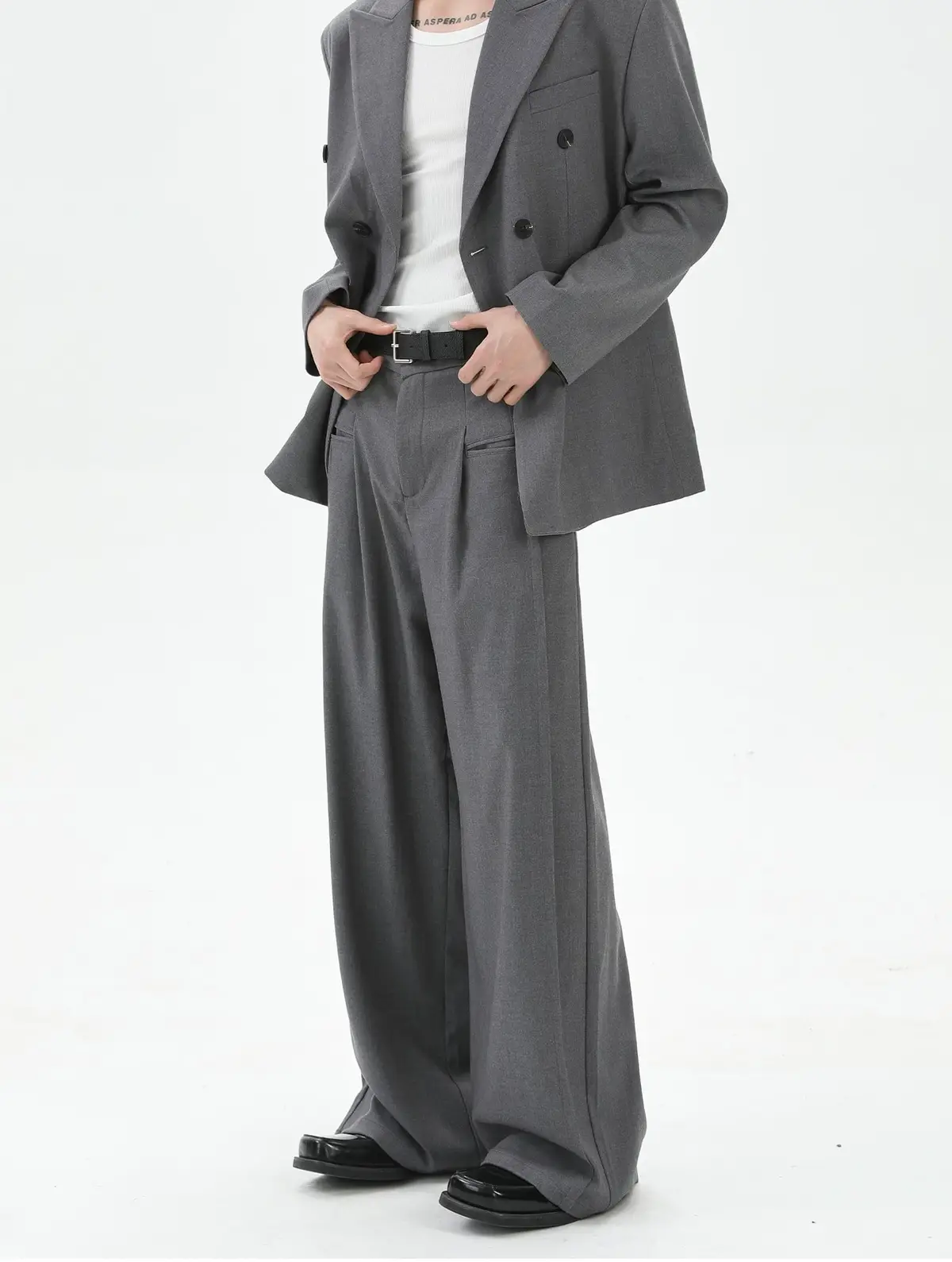 グレー セットアップ　ダブルブレスト スーツジャケット Double-Breasted Suit Jacket and Wide-Leg Pants