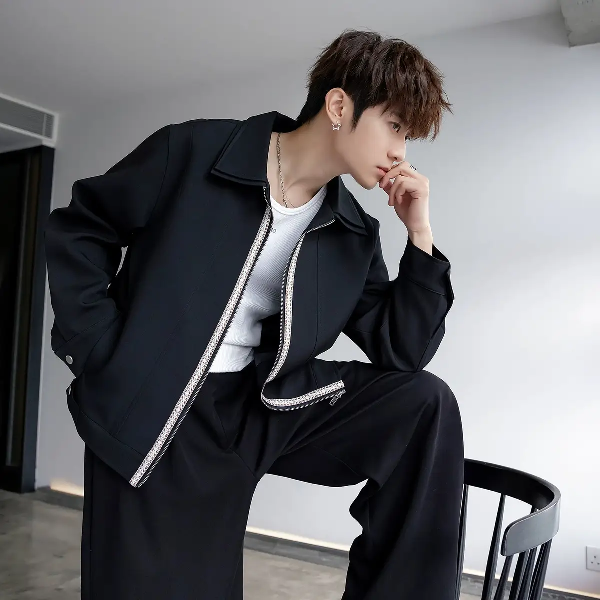 柄トリム付き軽量ジップアップジャケット | The Korean Fashion